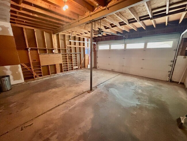 Building Photo - Spacious 4-Bedroom Home in Central Colorado Springs