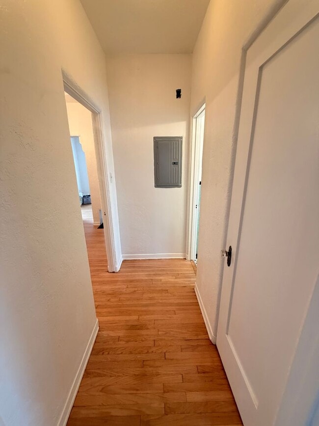 Building Photo - Cute 1 Bedroom 1 Bathroom Long Beach Apartment For Rent!