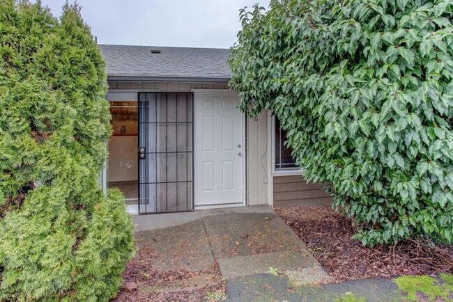 Building Photo - Spacious 2 Bed 1 Bath In Quiet Community