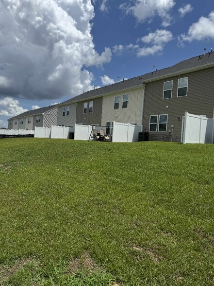Building Photo - 2041 Dy Lily Dr