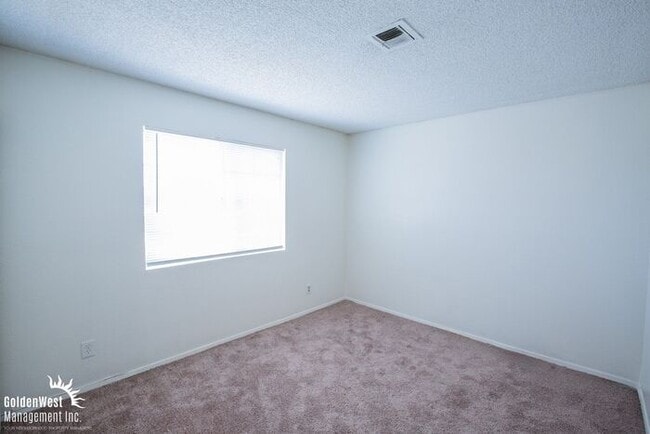 Building Photo - Beautifully Updated 2Bdm 1Ba Unit in a Gated Community