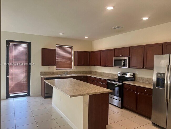 Building Photo - 191 SE 35 Ave