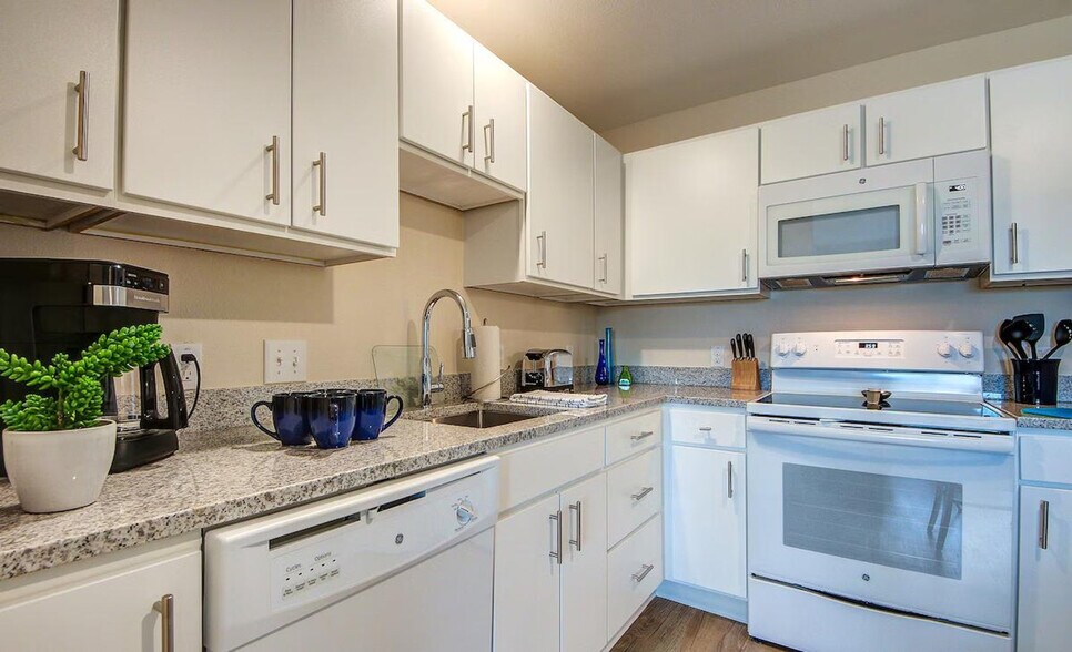 Building Photo - 2220 N Glenville Dr