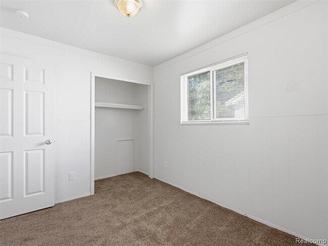 Building Photo - 1221 E Granet Ave