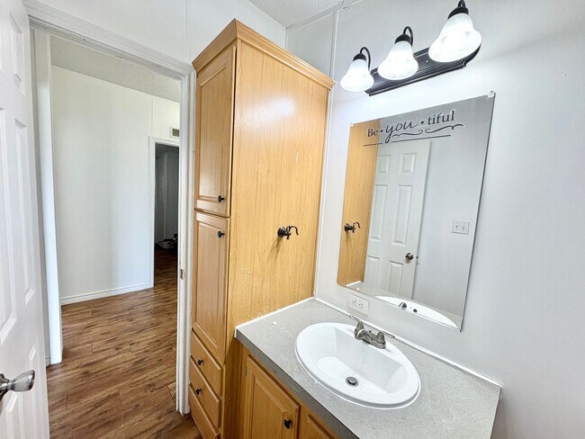 Building Photo - *AVAILABLE NOW* An absolute must see!  5 bedrooms, 3 baths in Burnet, TX.