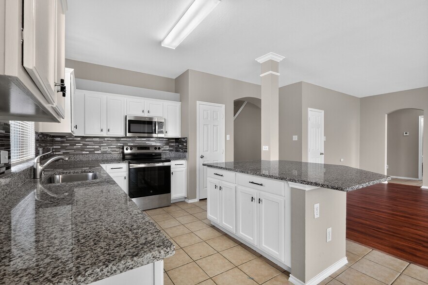 Building Photo - 217 Pinewood Trl