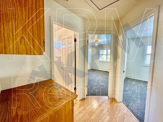 Building Photo - 3059 Carousel Cir