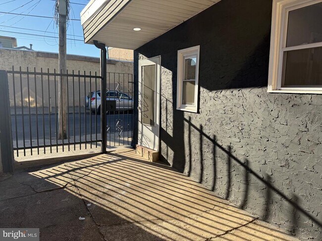 Building Photo - 2537 E Auburn St