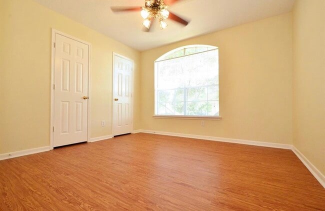 Building Photo - 15410 Oak Lake Glen Dr