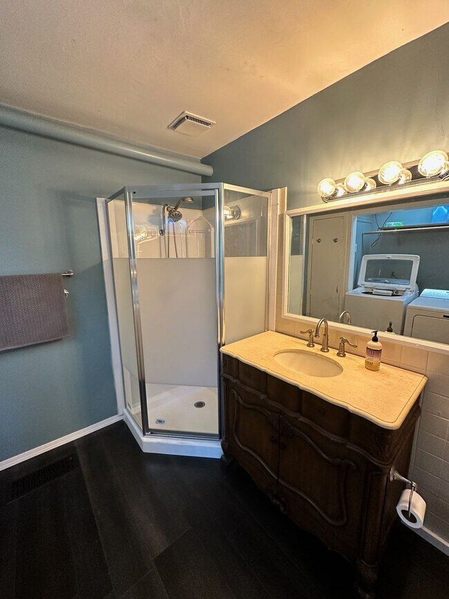 Building Photo - Charming home for rent in Hanford