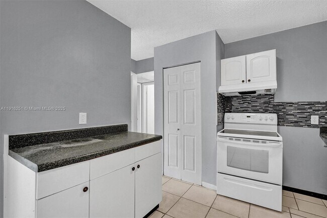 Building Photo - 5316 NW 24th Ct