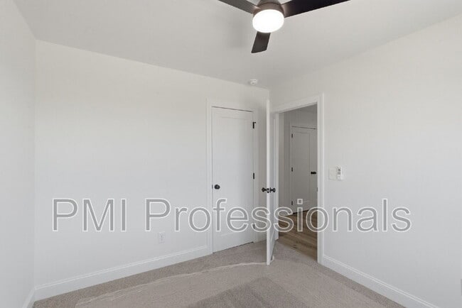 Building Photo - 408 Legends Court