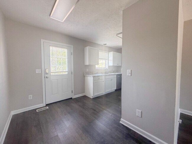 Building Photo - 480 W 4th St