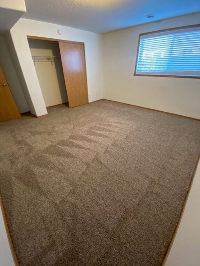 Building Photo - Comfortable 4 Bedroom with Garage & Fenced Yard for Rent!