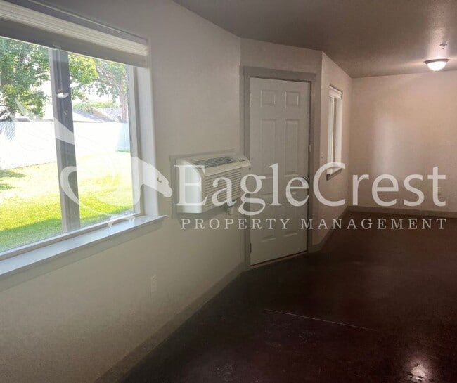 Building Photo - Two Bedroom, One and a Half Bathroom Unit