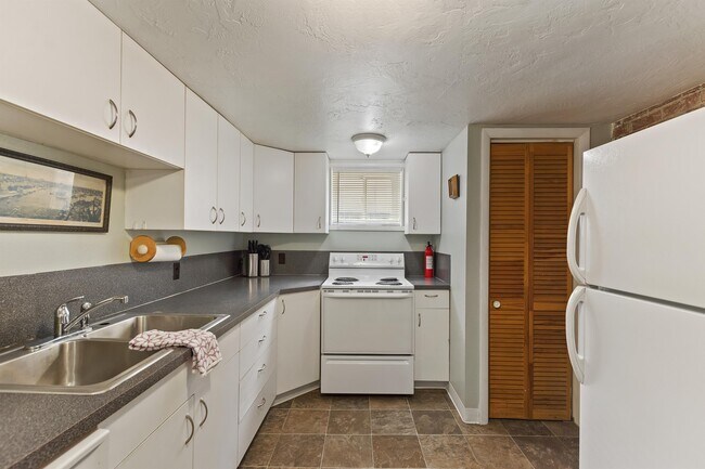 Building Photo - 1416 Chrisway Dr