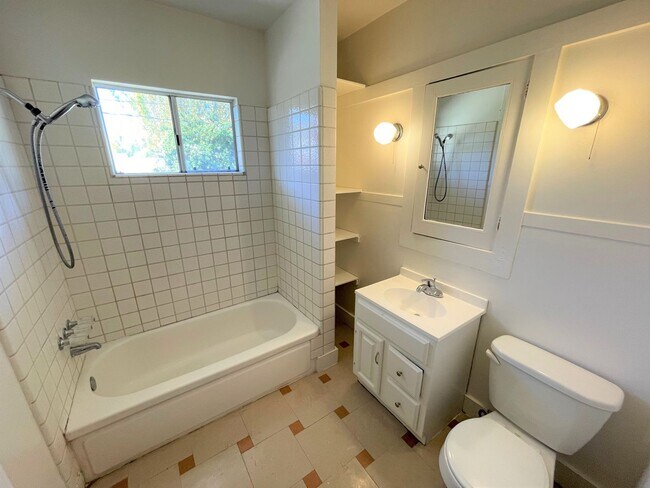 Building Photo - 1093 E Main St