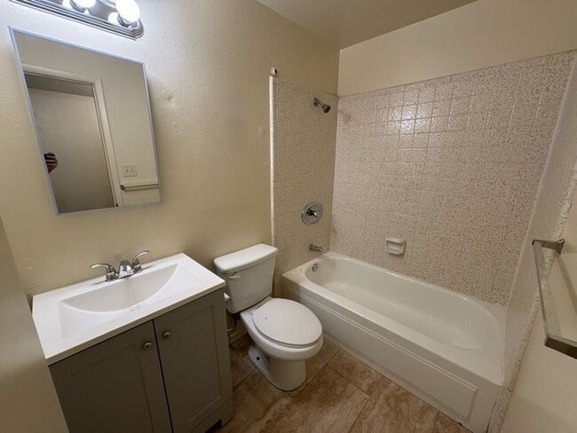 Building Photo - Holiday Gardens 3br Townhome