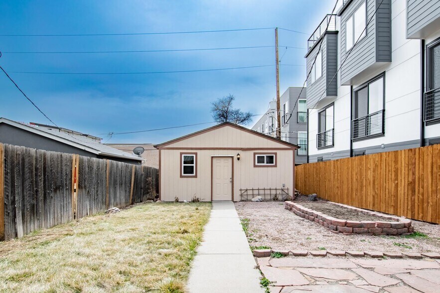 Building Photo - Polished Jefferson Park home with big front & backyards