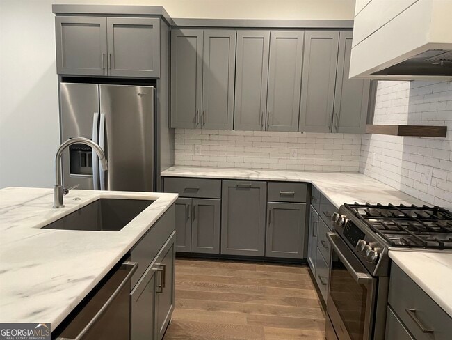 Building Photo - 460 Heatherden Ave