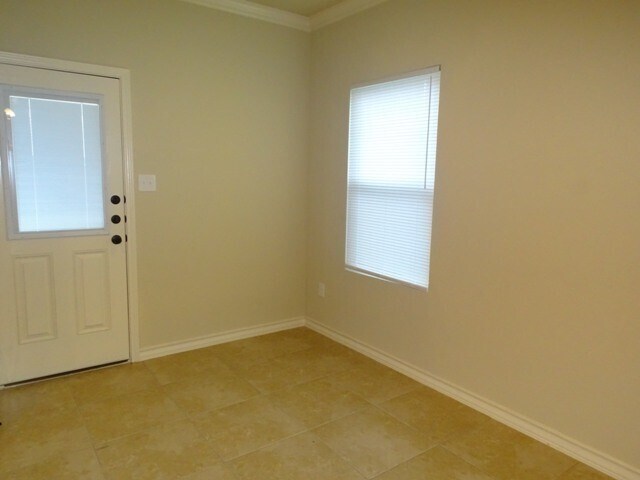 Building Photo - 7042 Lakeview Dr.