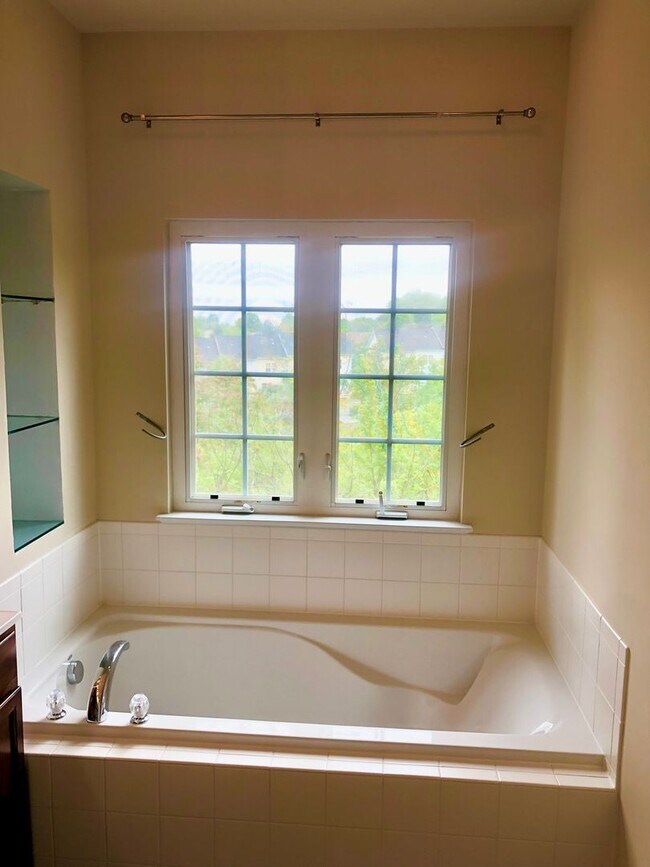 Building Photo - Gorgeous 3BR/2.5BA Townhome in Hyattsville
