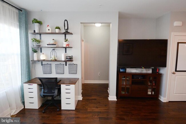 Building Photo - 326 W Hamlin Ave