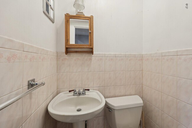 Building Photo - 48 Marinus St