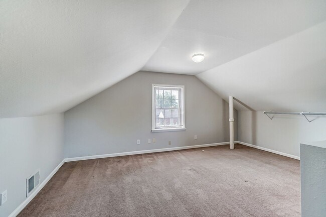 Building Photo - 347 Darrow Ave