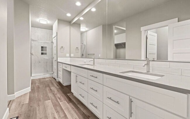 Building Photo - Discover Luxury at Every Turn!
