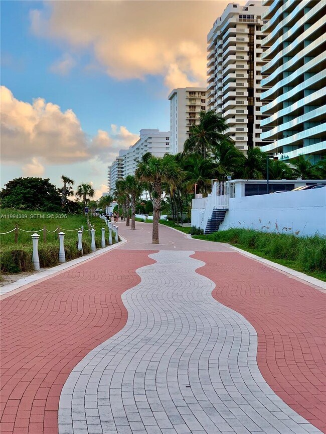 Building Photo - 5845 Collins Ave