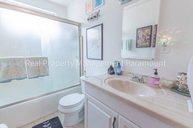 Building Photo - Really nice apartment close to the Grove