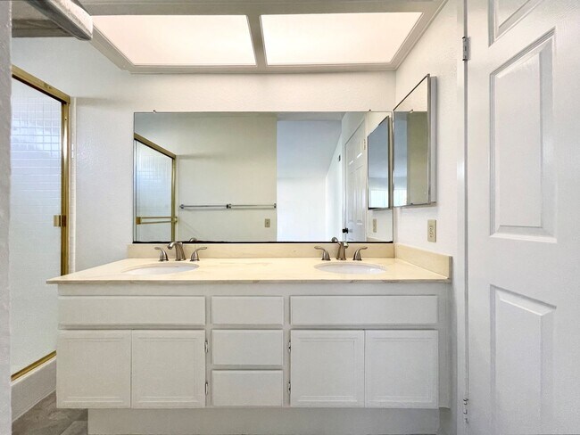 Building Photo - Single Level in Shadowridge w/ A/C!