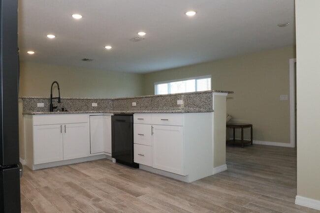 Building Photo - 1510 W Riviera Dr