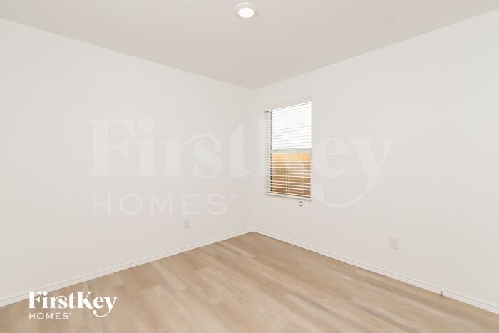 Building Photo - 10422 McClintock Dr