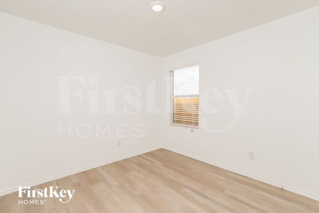 Building Photo - 10422 McClintock Dr