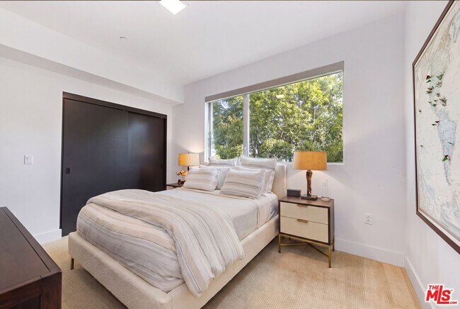 Building Photo - 1345 Havenhurst Dr