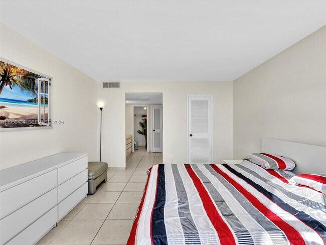 Building Photo - 3140 S Ocean Dr