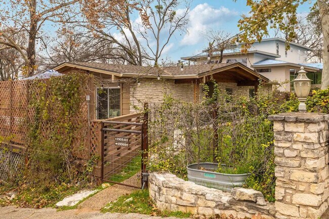 Building Photo - 2906 Westhill Dr