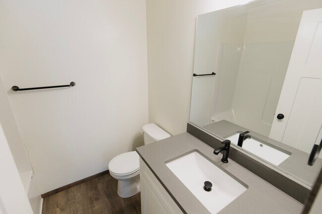 Building Photo - Newer 2 Bedroom 2 1/2 bathroom Hayden Townhome!