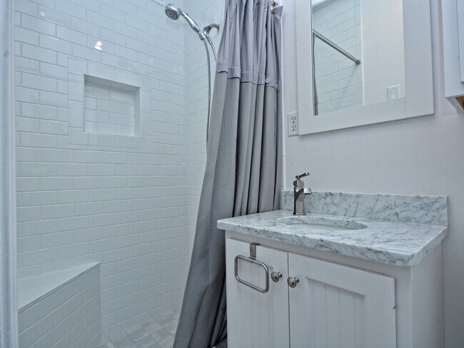 Building Photo - 2600 Twin Oaks Dr