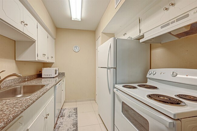 Building Photo - 2121 Fountain View Dr