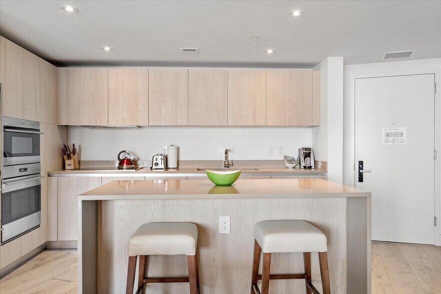 Building Photo - 4011 S Ocean Dr