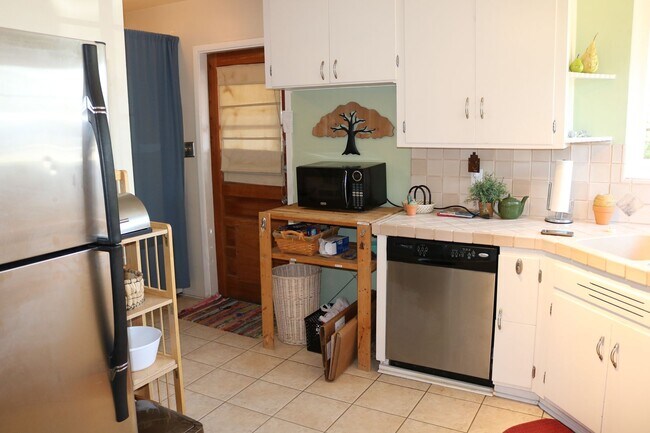 Building Photo - Two bedroom one bath fully furnished located in central Tucson!