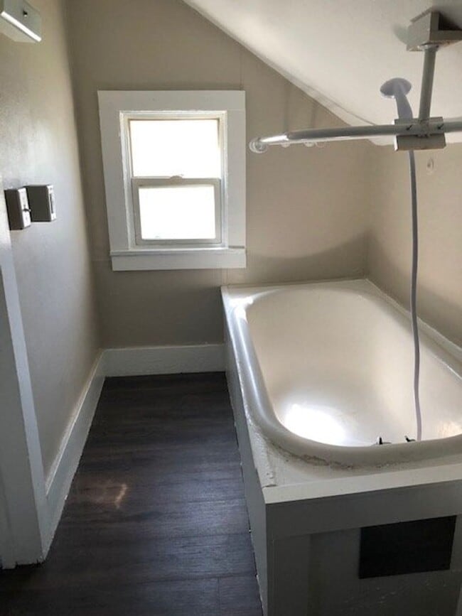 Building Photo - 1832 Bellinger St