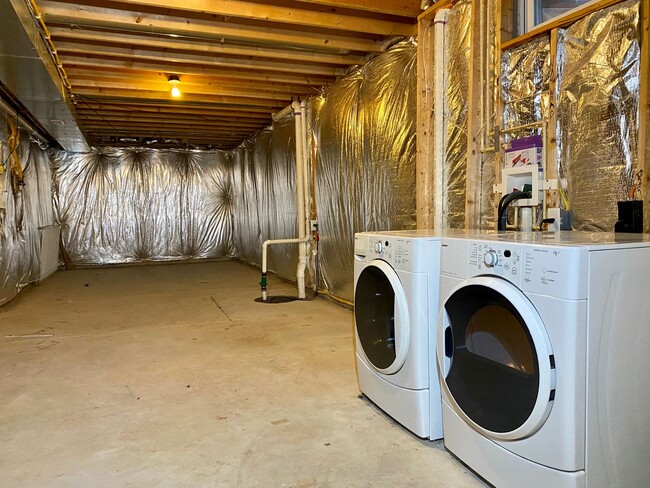 Building Photo - Charming 4 Bedroom/2.5 Bathroom in White M...