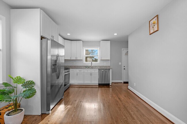 Building Photo - 4923 Lasalle Ave