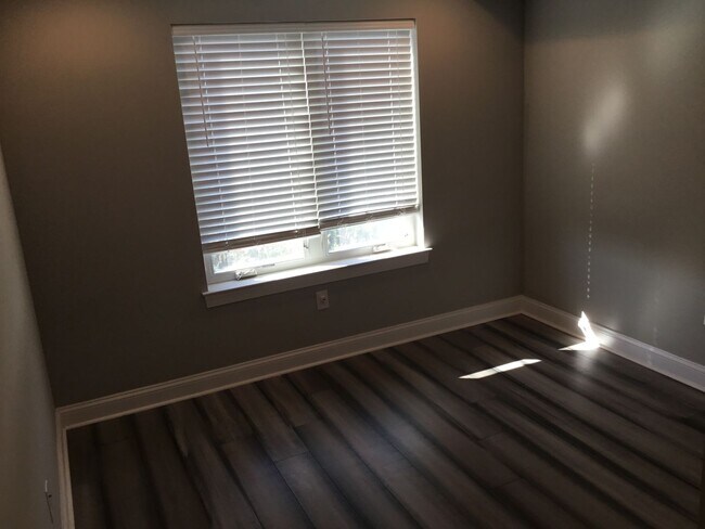 Building Photo - Spacious 2 Bed & 2 Bath Now Available in E...