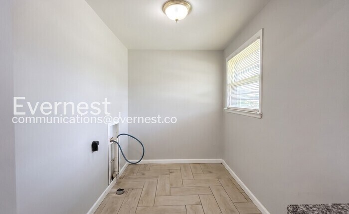 Building Photo - 3250 Cloverwood Dr
