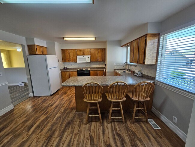 Building Photo - Beautiful 3 Bed/3 Bath Home